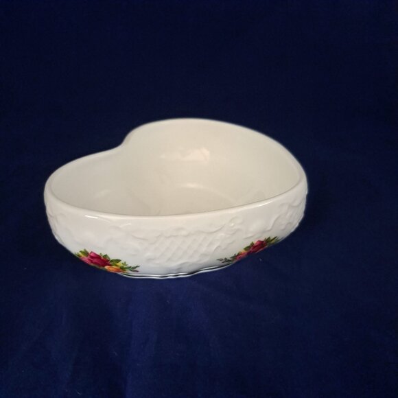 Royal Albert Old Country Roses Heart-Shaped Bone China Trinket Box - Picture 12 of 13
